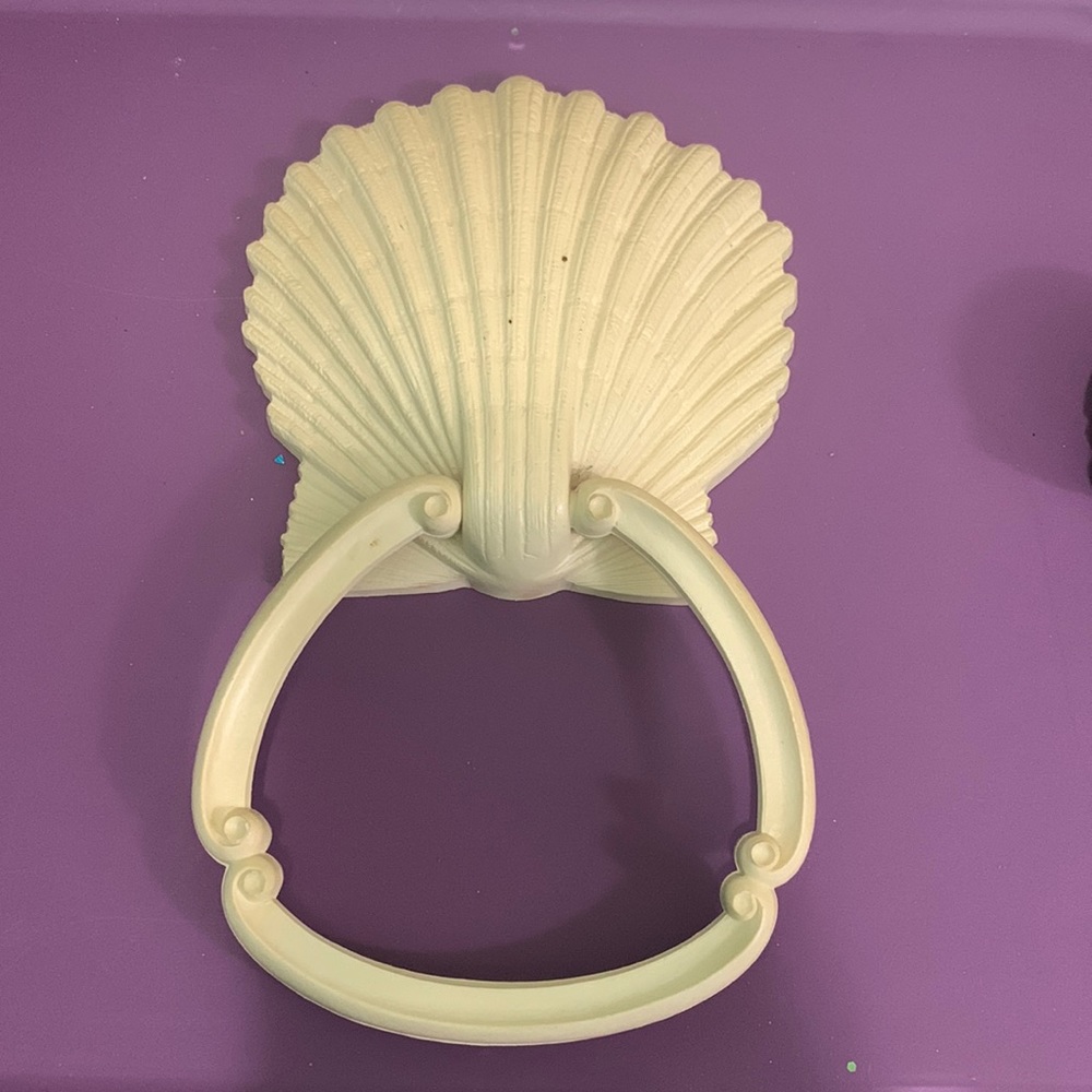 Homco seashell towel holder